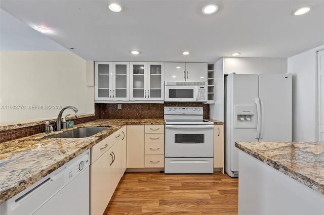 3 of 15 - 555 Ne 15th Street #14g, Miami, FL