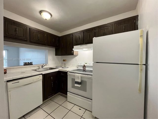 5 of 12 - 492 Nw 165th St Road #c-611, Miami, FL