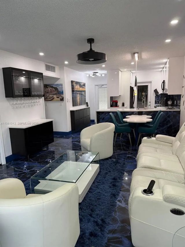 5121 W Oakland Park Boulevard #212, Lauderdale Lakes