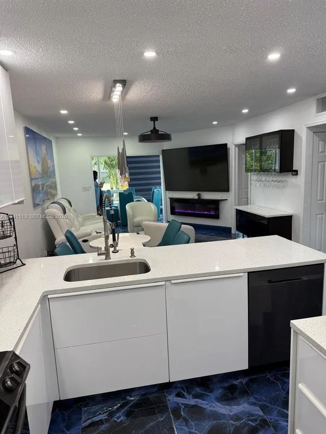 2 of 17 - 5121 W Oakland Park Boulevard #212, Lauderdale Lakes, FL