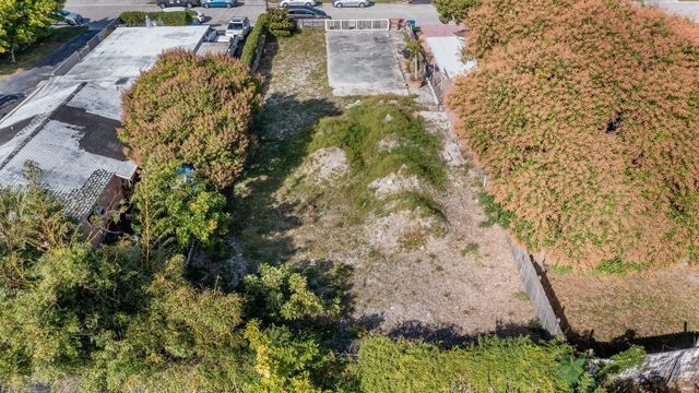3 of 5 - 1045 W 30th Street, Riviera Beach, FL