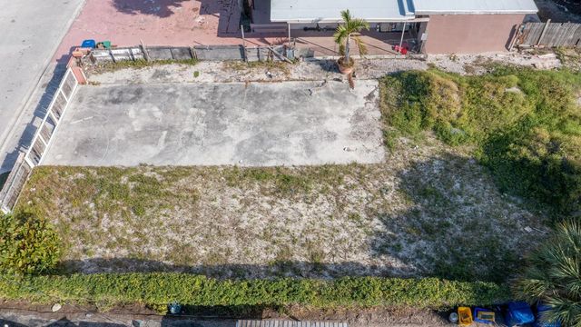 4 of 5 - 1045 W 30th Street, Riviera Beach, FL