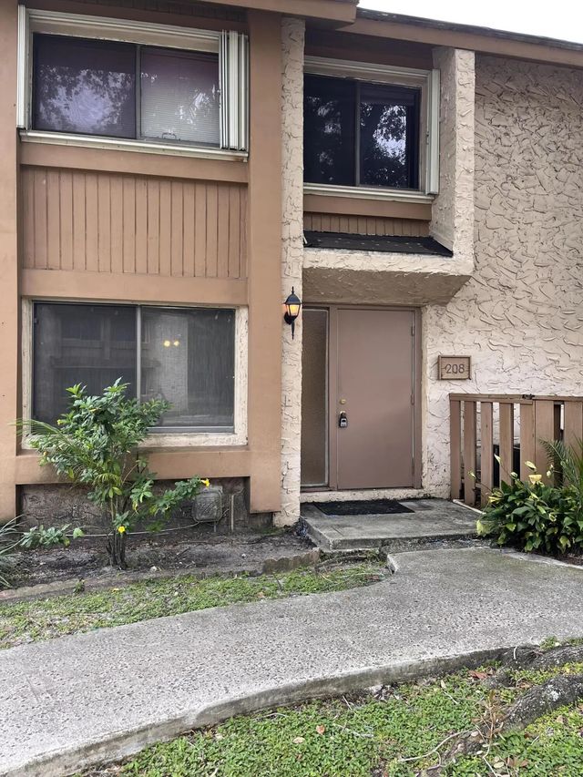 208 Wimbledon Lake Drive #208, Plantation