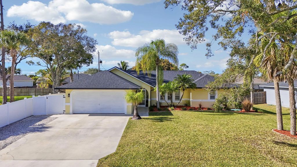 2374 Sw Chateau Terrace, Port St. Lucie
