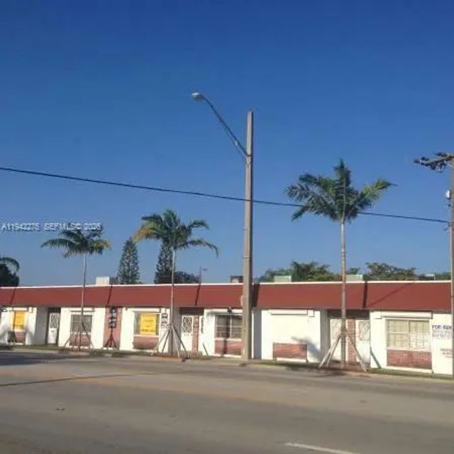5 of 10 - 413 S Federal Highway, Dania Beach, FL