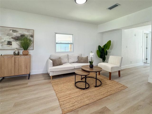 2 of 8 - 953 Ne 37th Street, Oakland Park, FL