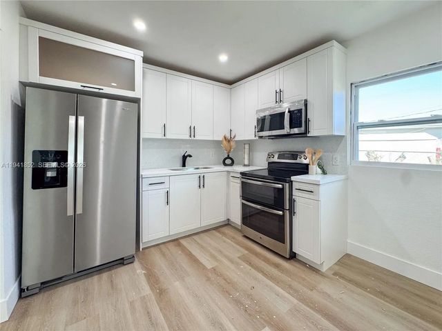 4 of 8 - 953 Ne 37th Street, Oakland Park, FL