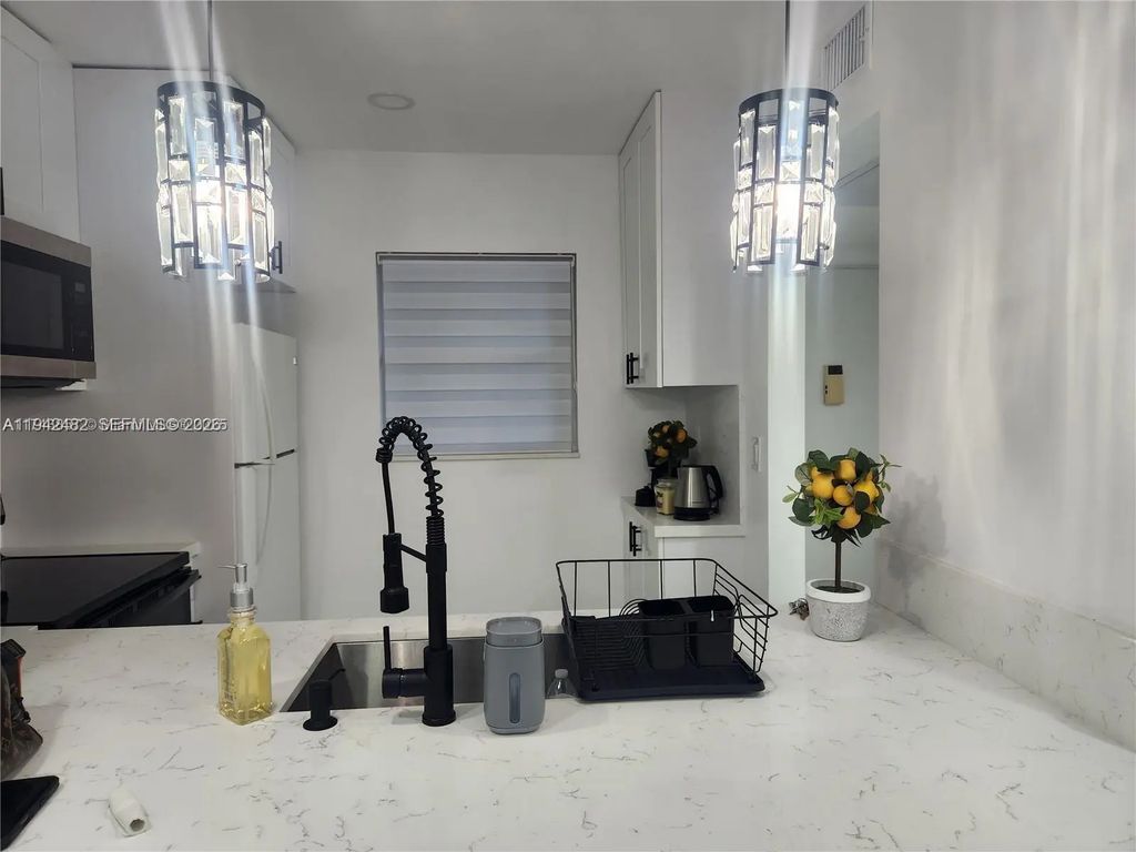 5001 Nw 34th Street #305, Lauderdale Lakes