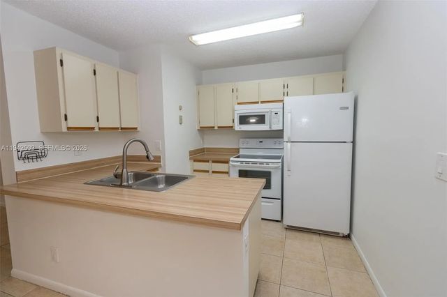 2 of 26 - 18328 Nw 68th Avenue #p, Hialeah, FL