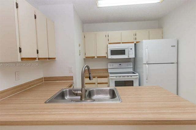 4 of 26 - 18328 Nw 68th Avenue #p, Hialeah, FL