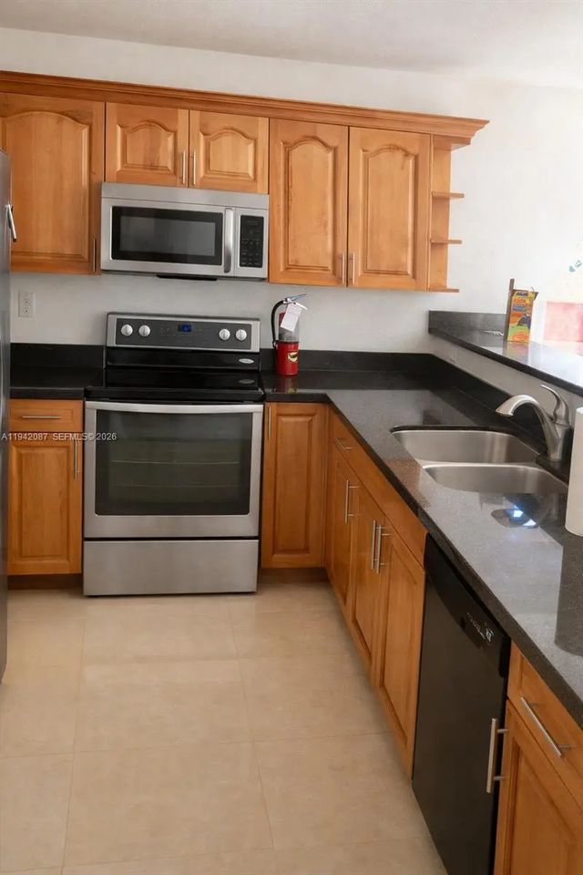5 of 8 - 16585 Ne 3 Avenue, Miami, FL