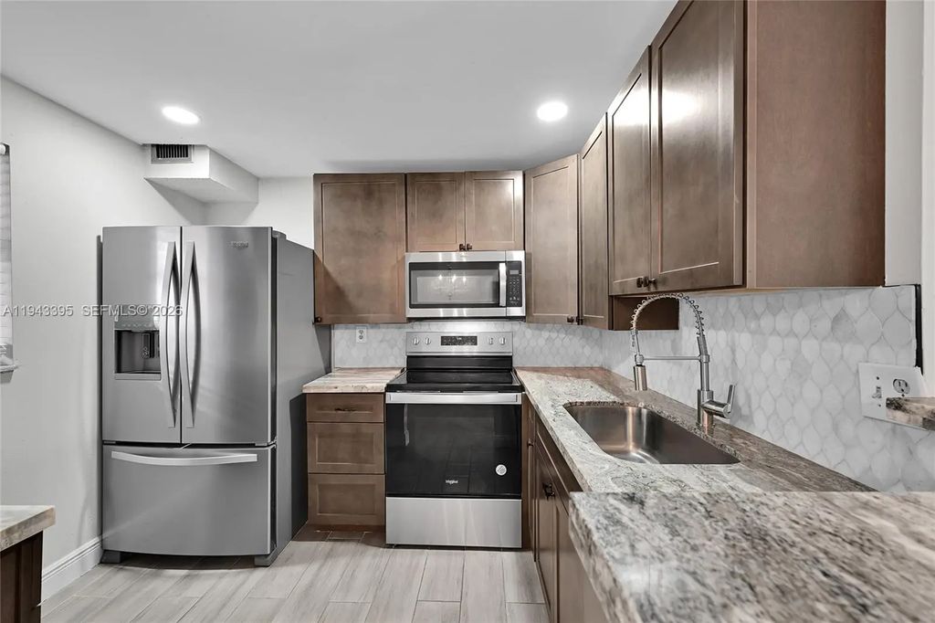 2850 Somerset Drive #105l, Lauderdale Lakes