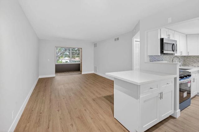 5 of 23 - 2213 Ne 1st Court #204, Boynton Beach, FL