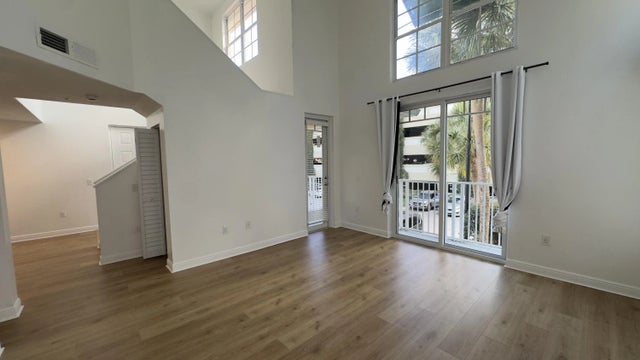 Photo of Listing #R11153673