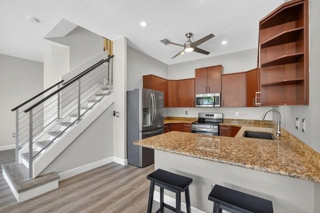 4 of 36 - 3024 Ne 5th Terrace #10, Wilton Manors, FL