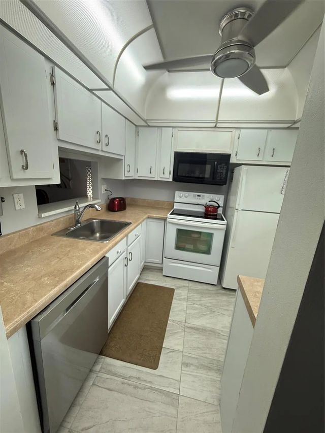 2 of 22 - 3431 Nw 50th Avenue #304, Lauderdale Lakes, FL