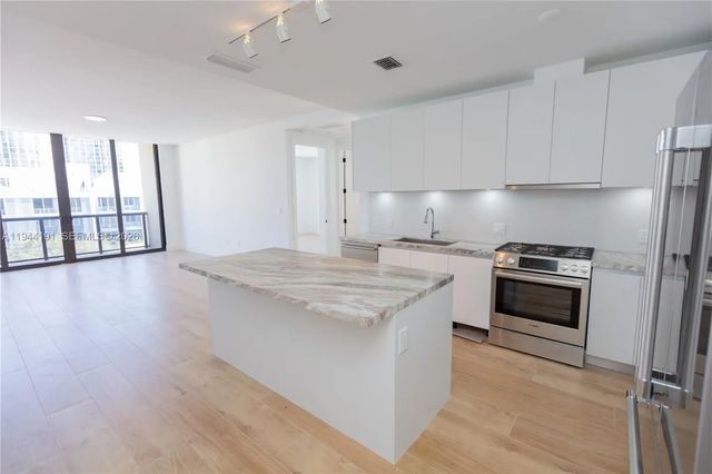 3 of 30 - 3034 Oak Avenue #408, Coconut Grove, FL