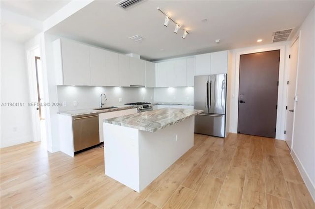 5 of 30 - 3034 Oak Avenue #408, Coconut Grove, FL