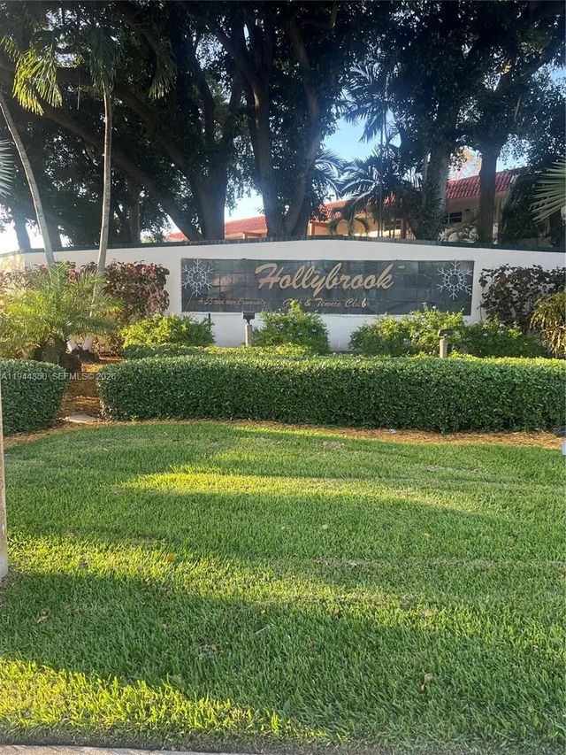 8900 Washington Boulevard #402, Pembroke Pines