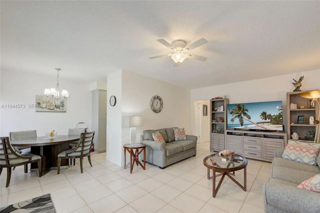 800 Sw 11th Avenue #9a, Hallandale Beach