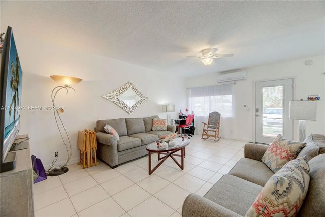 4 of 27 - 800 Sw 11th Avenue #9a, Hallandale Beach, FL