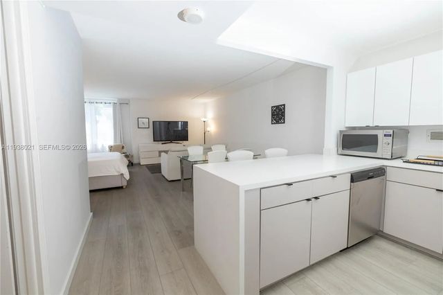 3 of 48 - 2301 Collins Avenue #423, Miami Beach, FL