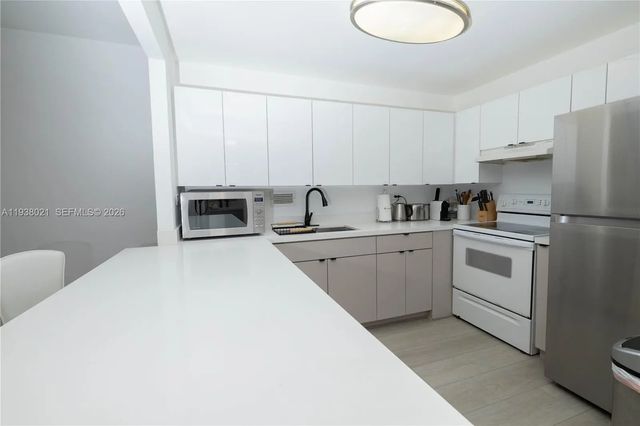 5 of 48 - 2301 Collins Avenue #423, Miami Beach, FL