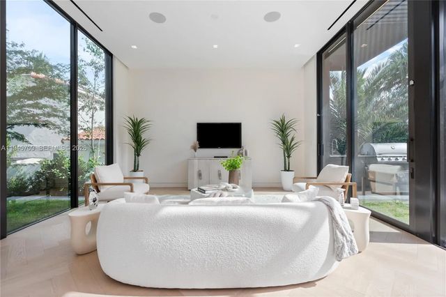 4 of 32 - 536 W 51st Street, Miami Beach, FL