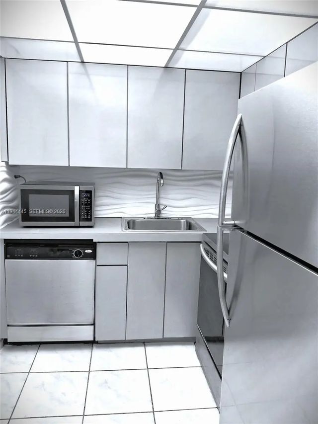 3 of 5 - 17570 Atlantic Boulevard #104, Sunny Isles Beach, FL