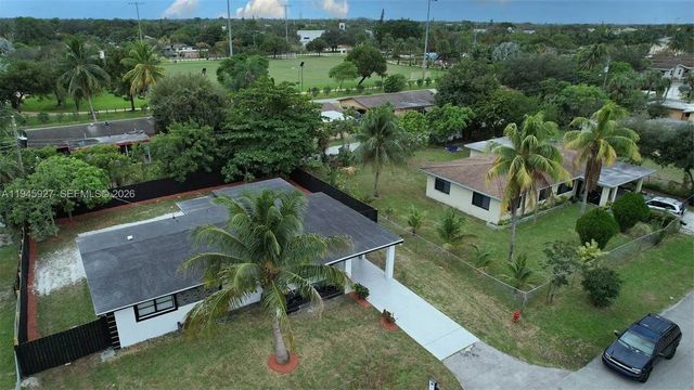 4 of 37 - 2496 Sw 8th Street, Fort Lauderdale, FL