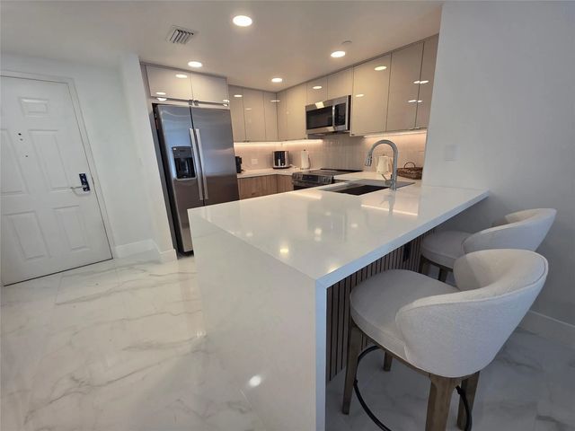 4 of 26 - 19501 W Country Club Drive #2306, Aventura, FL