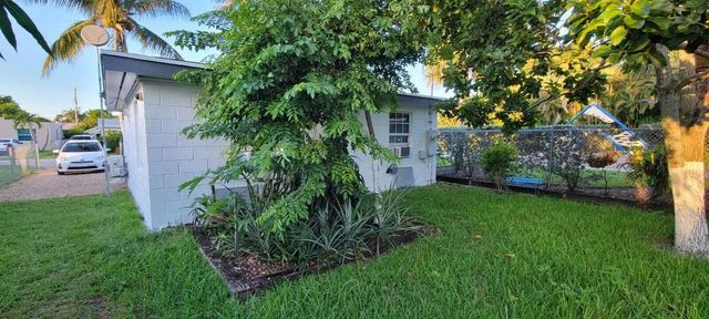 3 of 13 - 1078 Peak Road, Lake Worth, FL