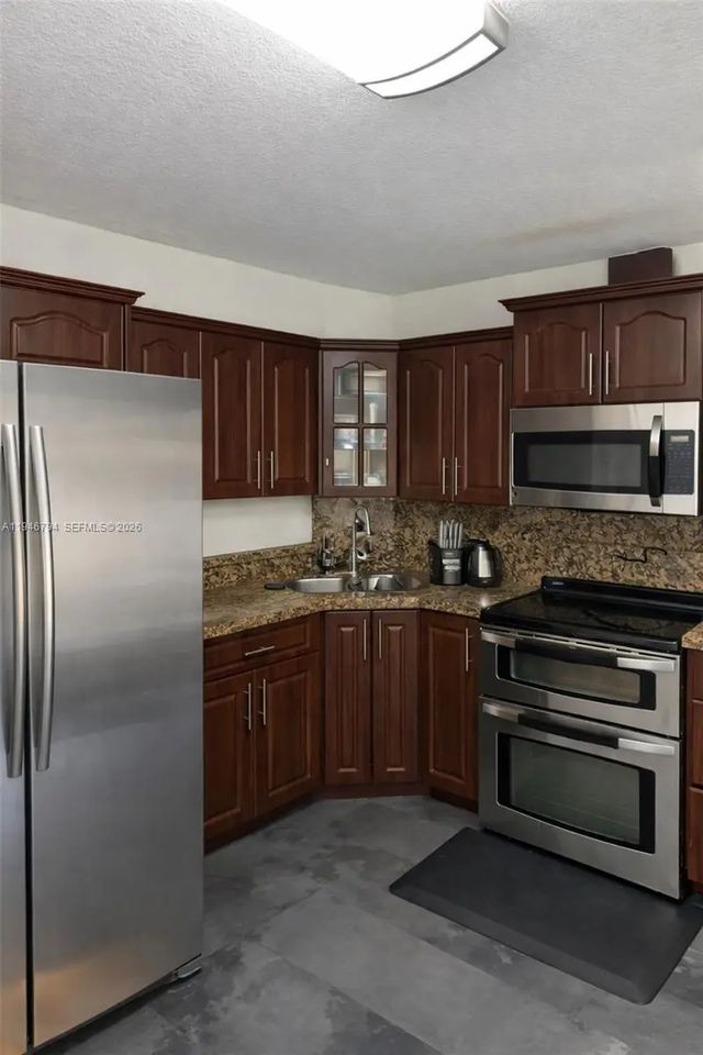 5 of 12 - 2190 W 60th Street #21201, Hialeah, FL