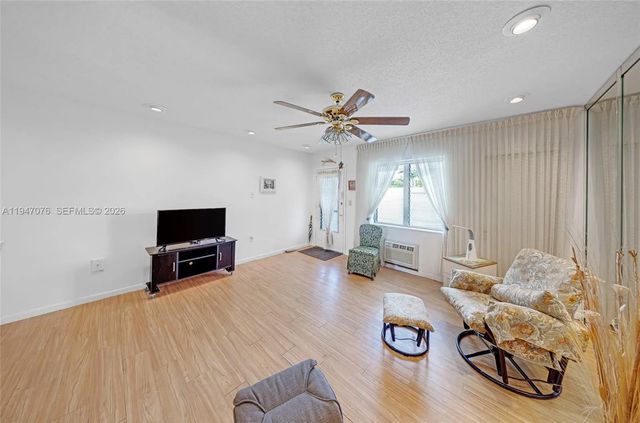 2 of 31 - 15600 Ne 6th Avenue #28d, Miami, FL