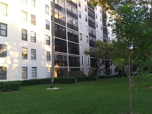 5 of 11 - 2112 S Cypress Bend Drive #207, Pompano Beach, FL