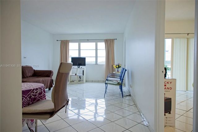 4 of 20 - 2309 Park Lane #304, Hollywood, FL