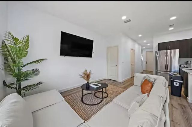 4 of 17 - 1559 W 26th Court, Riviera Beach, FL
