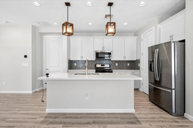 Photo of Listing #R11155400