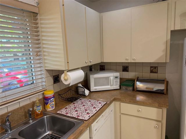 4 of 27 - 6711 S Parkway Drive #2-10, Margate, FL