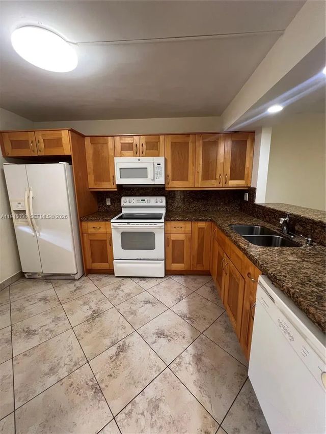 5 of 15 - 379 Lakeview Drive #205, Weston, FL