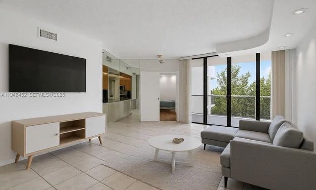20281 E Country Club Drive #405, Aventura