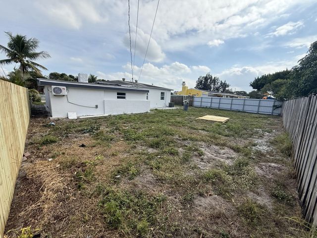 4 of 16 - 2353 S Beech Rd Road, West Palm Beach, FL