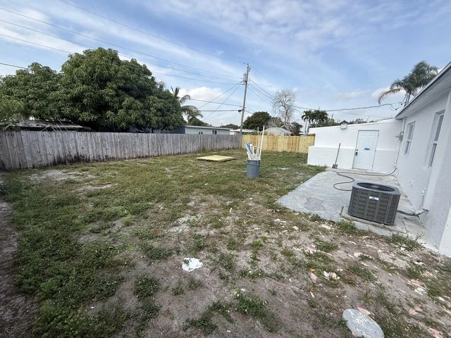 5 of 16 - 2353 S Beech Rd Road, West Palm Beach, FL