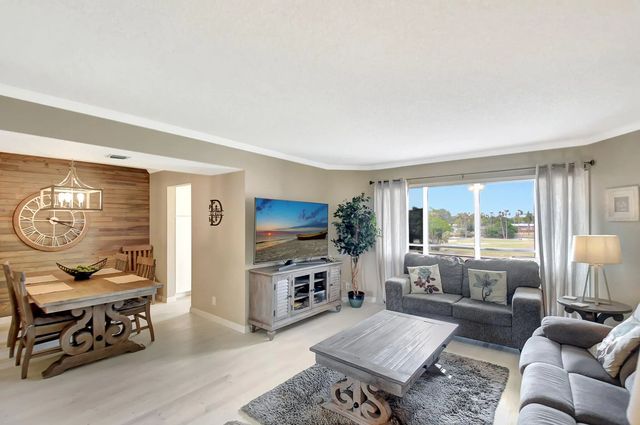3951 Via Poinciana #415, Lake Worth