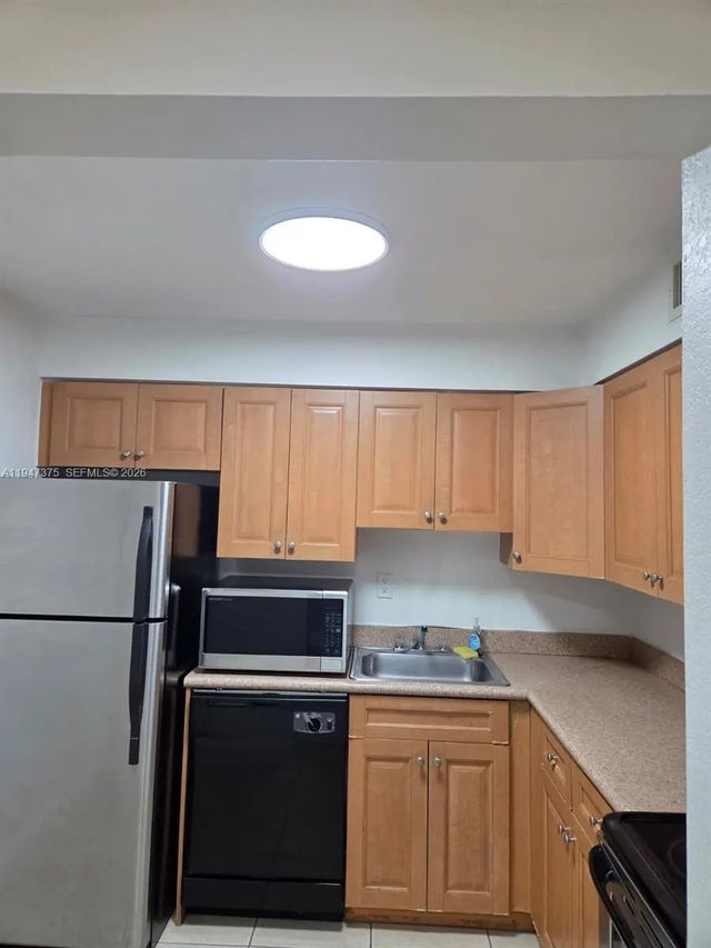5221 Geneva Way #302, Doral