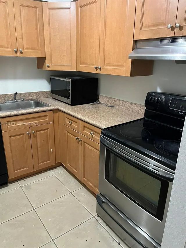 2 of 11 - 5221 Geneva Way #302, Doral, FL