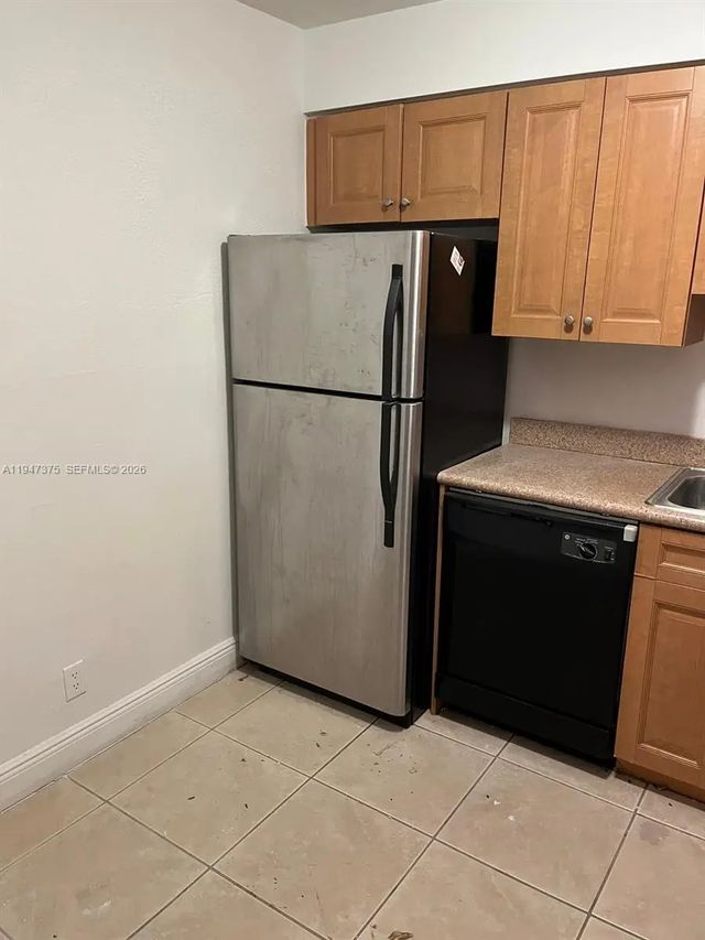 3 of 11 - 5221 Geneva Way #302, Doral, FL