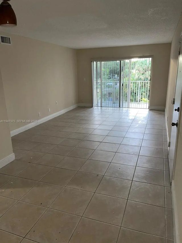 4 of 11 - 5221 Geneva Way #302, Doral, FL