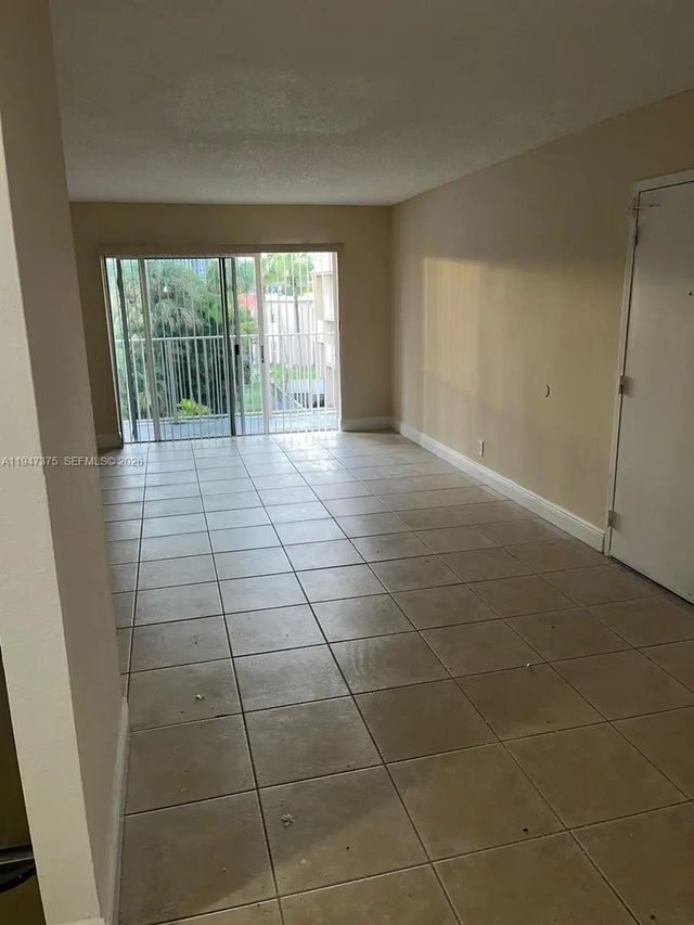 5 of 11 - 5221 Geneva Way #302, Doral, FL