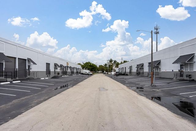 3 of 8 - 3600 Ne 4th Avenue, Oakland Park, FL